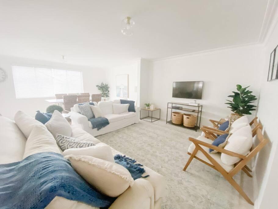 Exhale Terrigal, Stylish & Spacious, 150M to beach photo 1