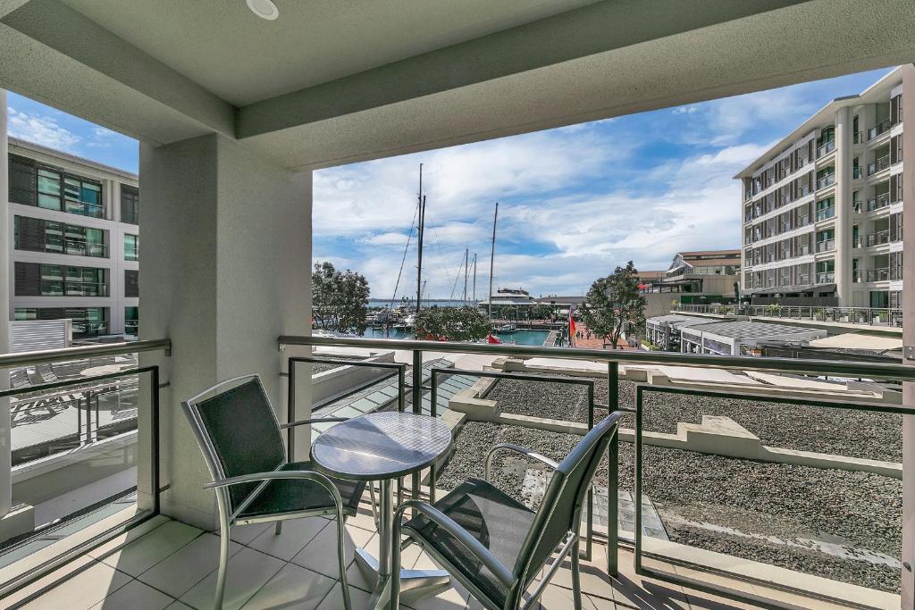 Fabulous Corner Apartment w/ Dazzling Harbour View photo 2