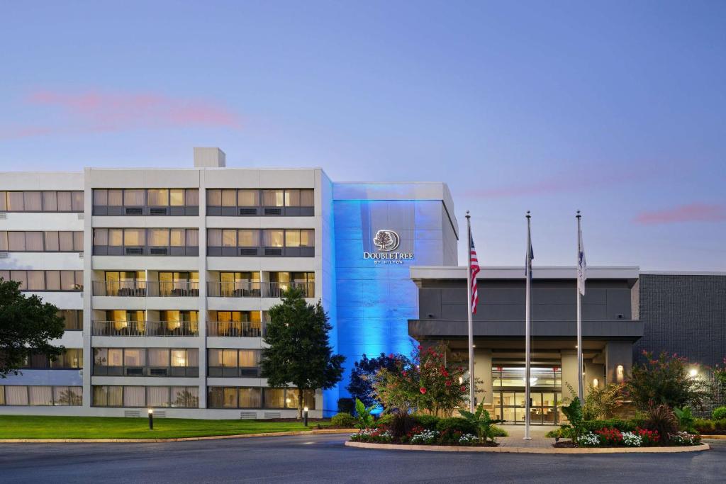 DoubleTree by Hilton Williamsburg image