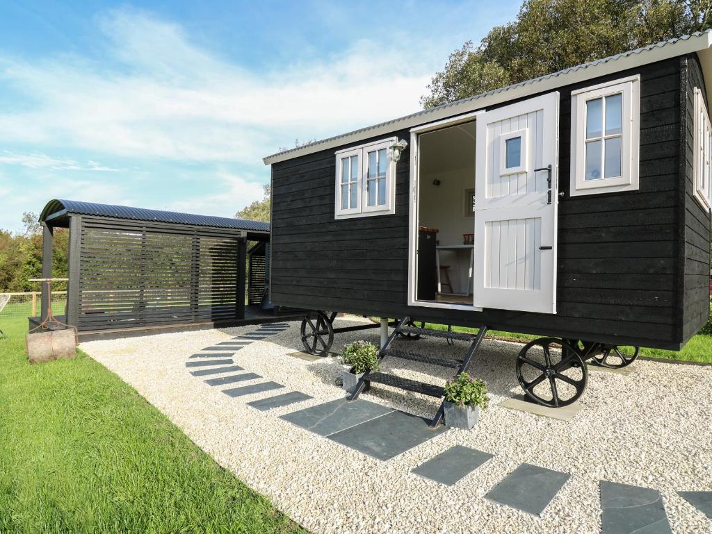 Dragonfly Shepherd's Hut photo 1