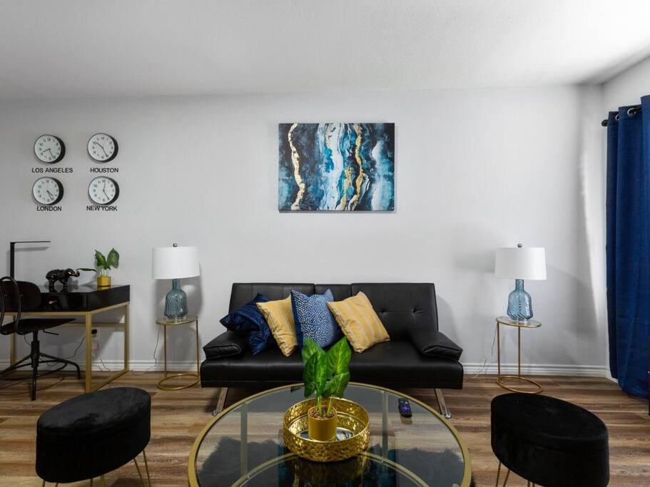 Golden Vibes Dwtn,Eado,Nrg,MedCtr,MTR,Rodeo image