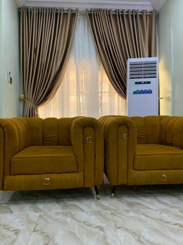 SERVICE APARTMENT
