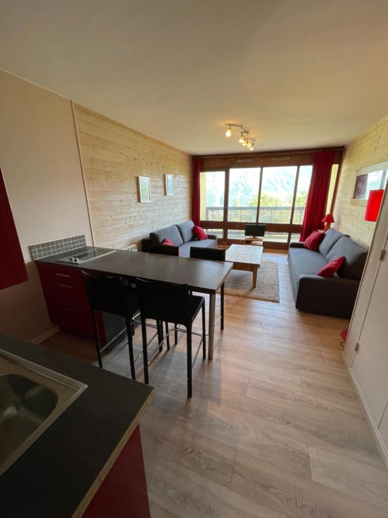 Studio rénové 35 m² - 4/6 couchages - A coté des pistes - terrasse vue montagne photo 4