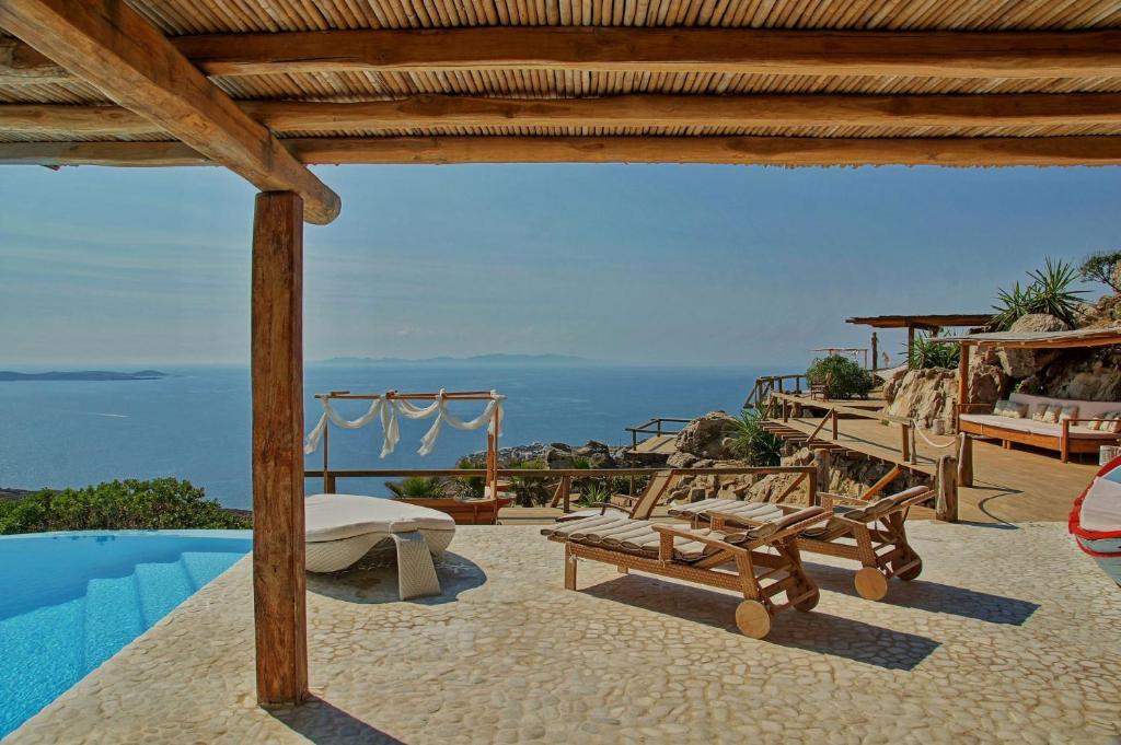 Super Deluxe Mykonos Villa - Villa Orion - 12 Bedroom - 2 Private Infinity Pools - Helipad - Kastro