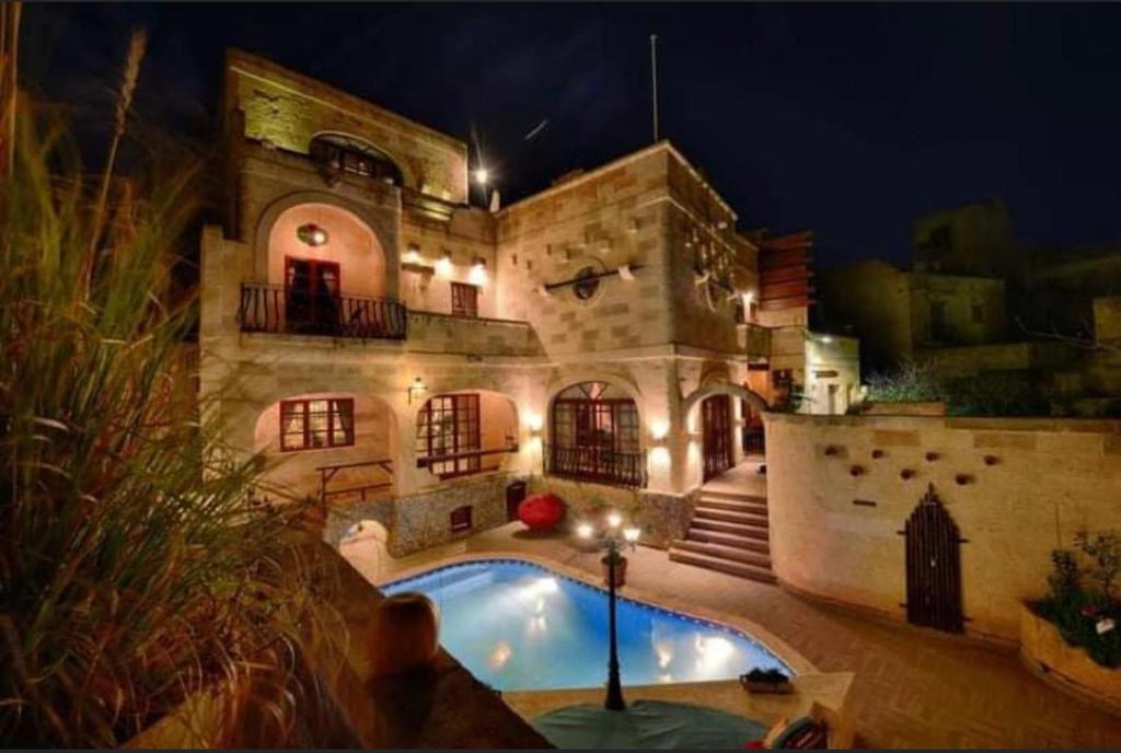 Renovated Farmhouse with Pool, Jacuzzi, Gym in the Village Centre