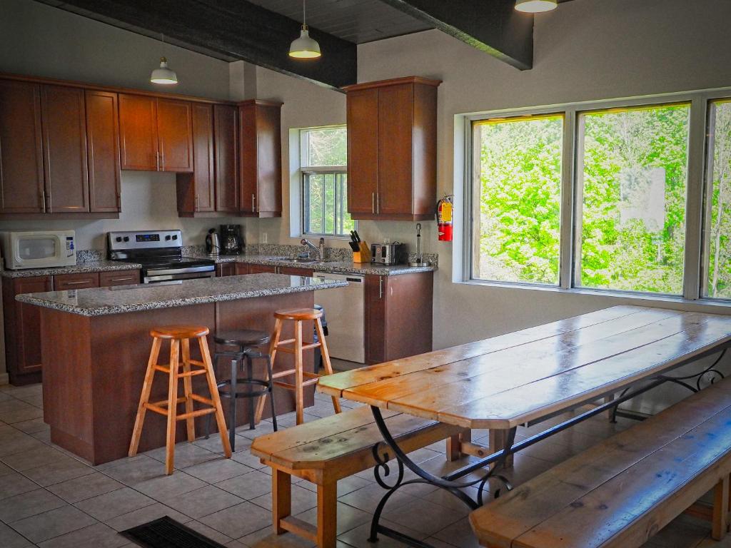 Renovated 6 Bedroom Chalet Hot Tub Near Village photo 2