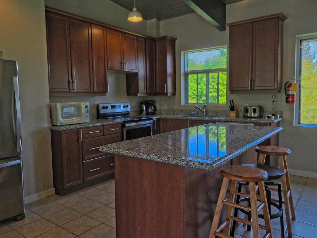 Renovated 6 Bedroom Chalet Hot Tub Near Village photo 3