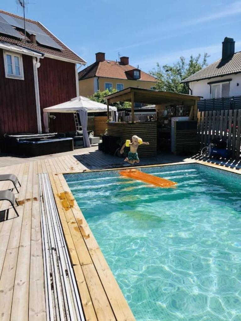 Central villa med extra allt. Pool, Bastu, Utekök