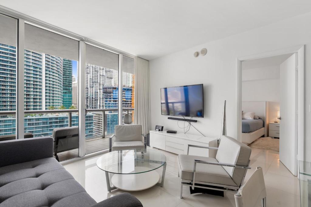 ** W ICON BRICKELL-LUXURY UNIT- FREE SPA** image