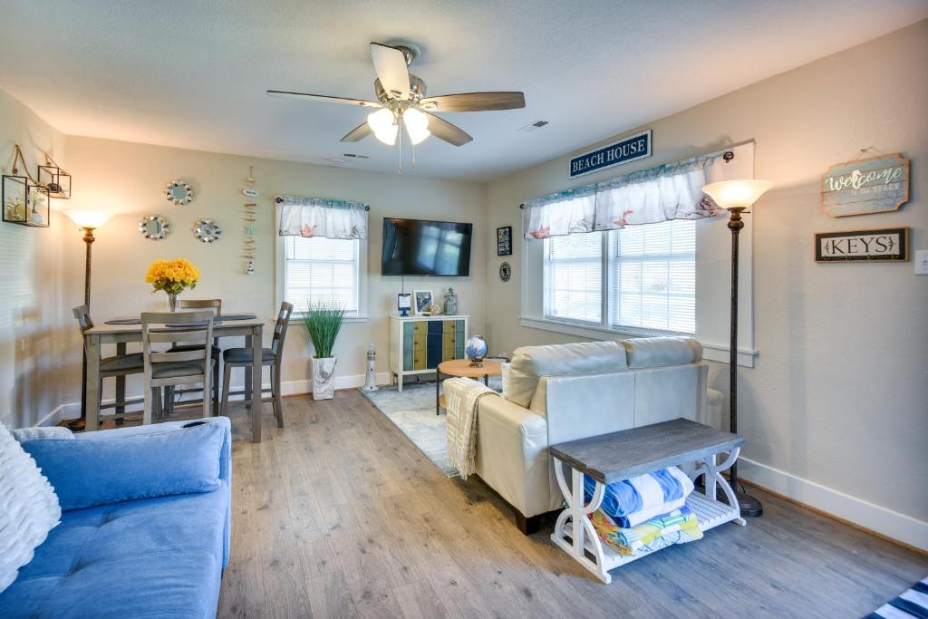 Bright Hampton Home with Grill Less Than 1 Mi to Beach!