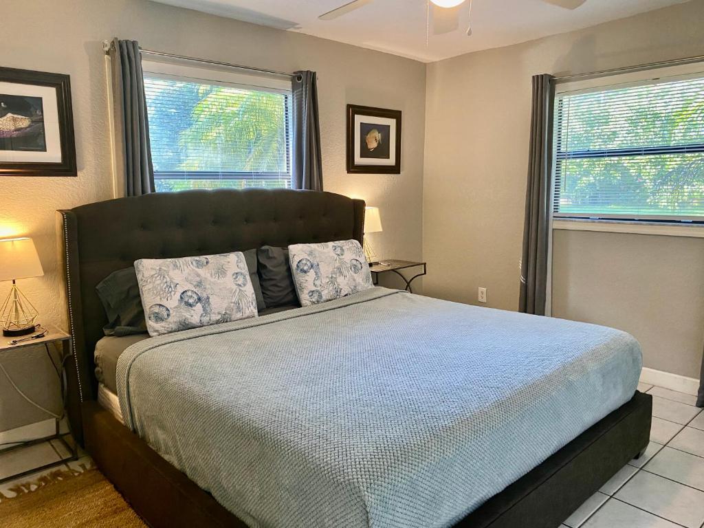 Sunshine Acre 2B 2B King Master Suite, BIG Yard image
