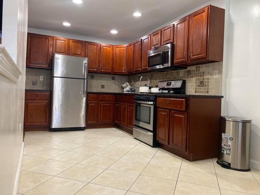 Cozy 2-bedrooms bungalow in Canarsie Brooklyn image