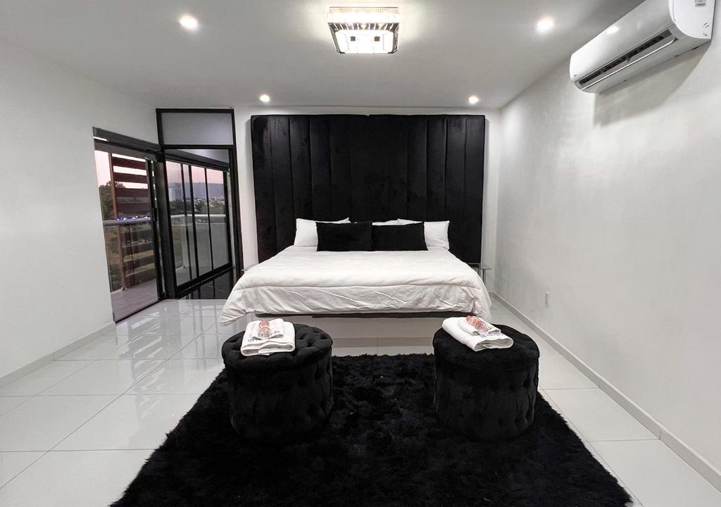 LONGVIEW HOME-STUDIOS