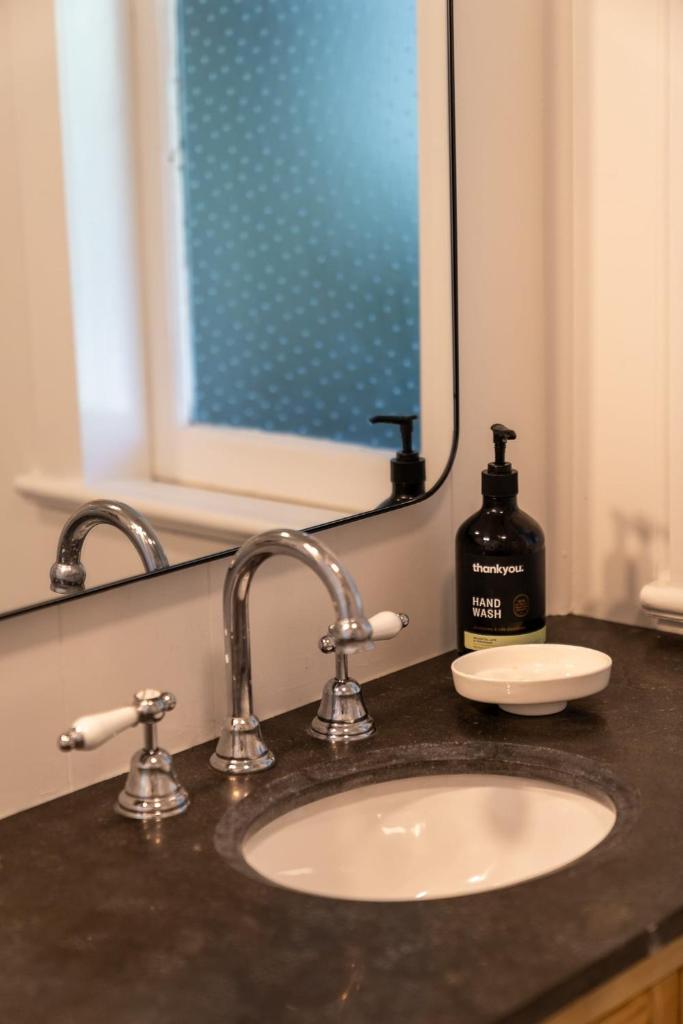 Johnno's Cottage - Prime Location - Sleeps 4 - Tap to explore photos