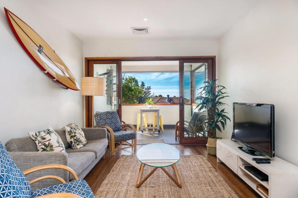 Quiksilver Apartments The Pass - steps from beach - Tap to explore photos