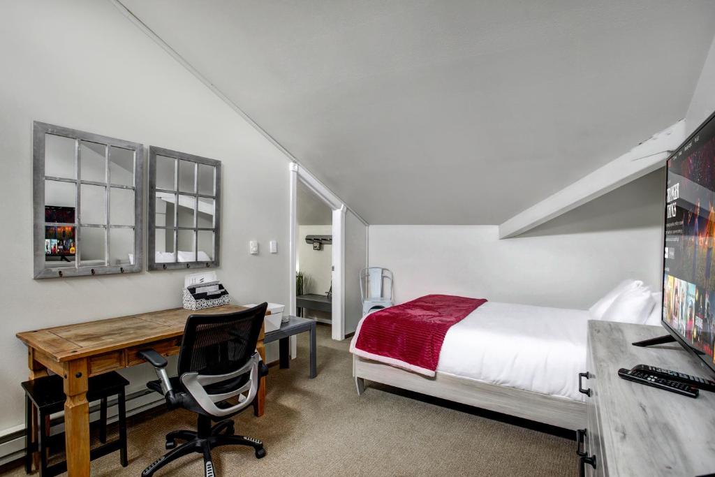 Luxury 2 Bedroom Condo with Pool Hot Tub and Sauna photo 4