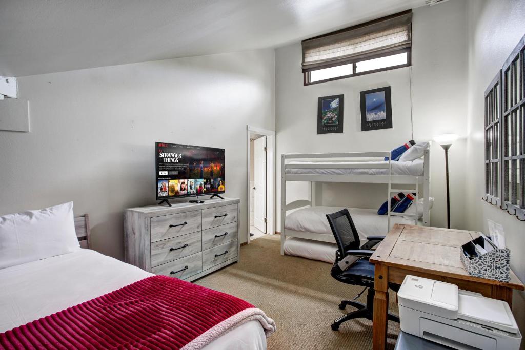 Luxury 2 Bedroom Condo with Pool Hot Tub and Sauna photo 3