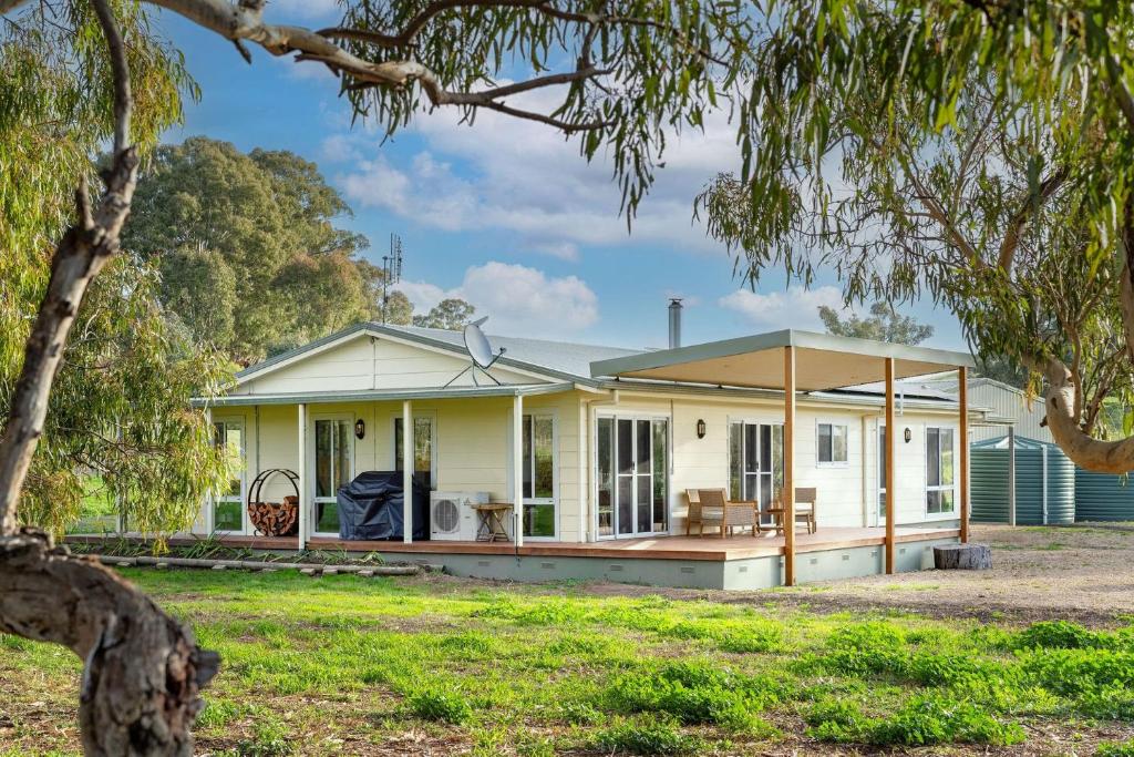 Koolbury Cottage. Farmstay Valley Retreat photo 3