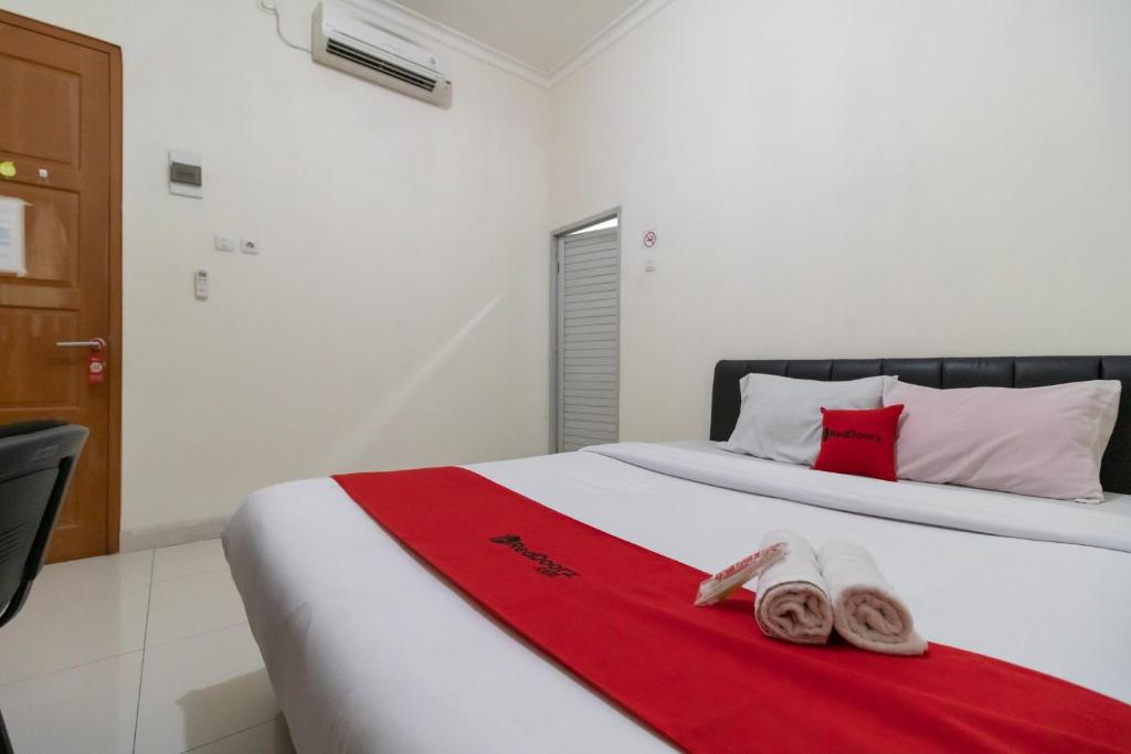 RedDoorz near Universitas Esa Unggul Bekasi Harapan Indah photo 2