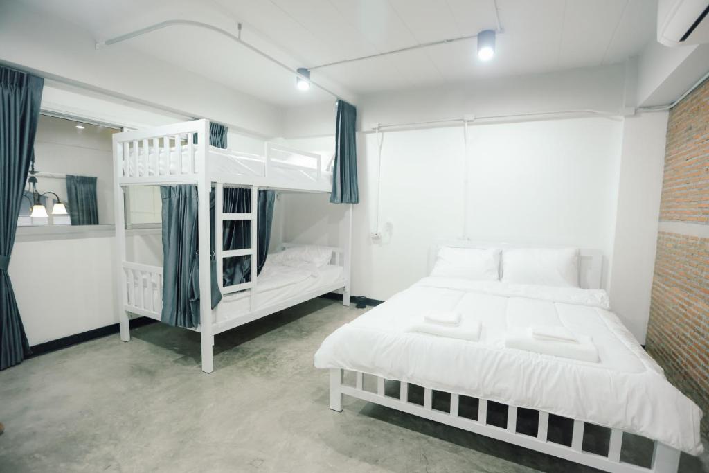 G5 Hostel Room Type - Family Room with Shared Bathroom