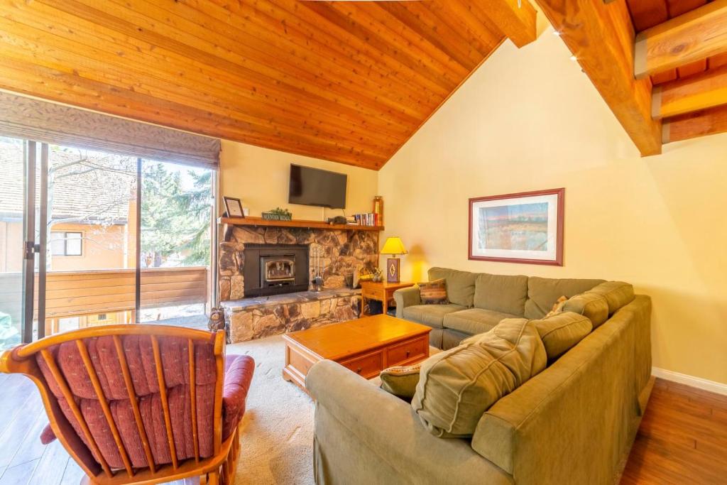 #380 - Mountain Townhome with Jacuzzi, Pool, Tennis Courts photo 2