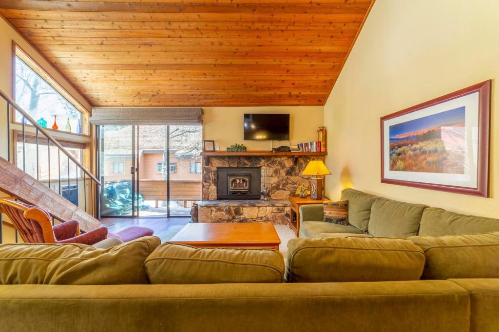 #380 - Mountain Townhome with Jacuzzi, Pool, Tennis Courts photo 3