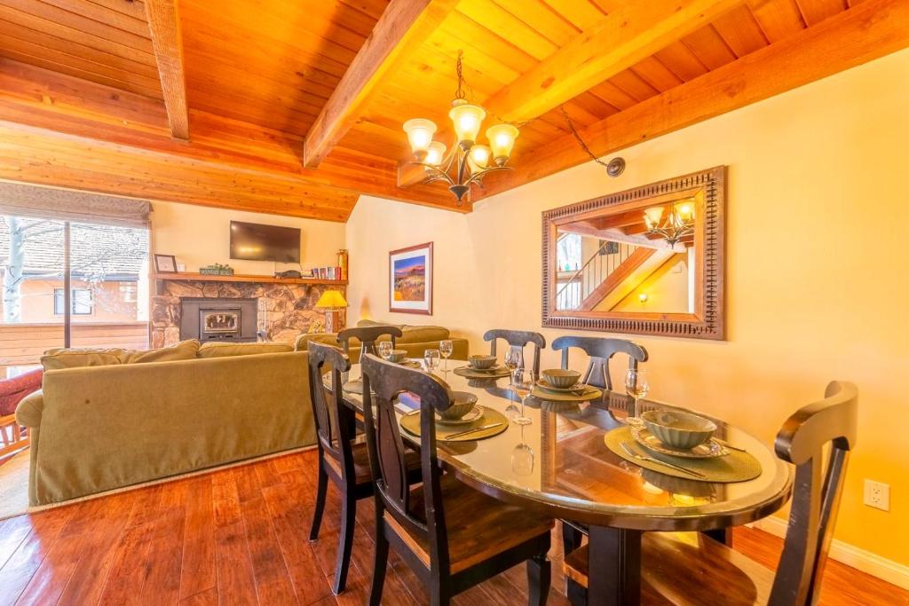 #380 - Mountain Townhome with Jacuzzi, Pool, Tennis Courts photo 4