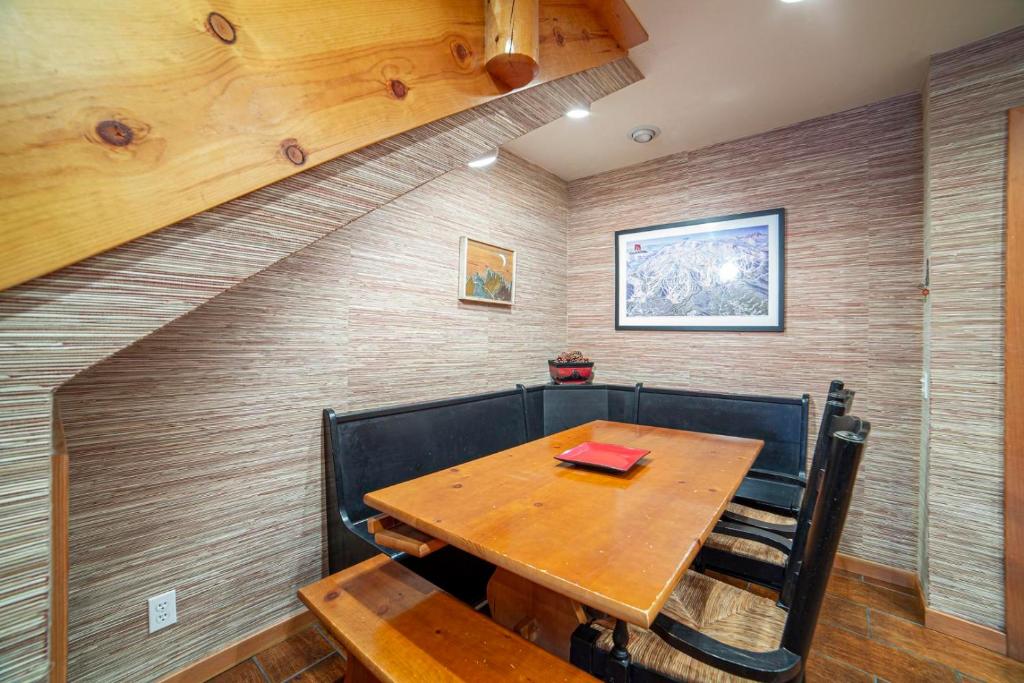 #450 - Pet Friendly, Walk to Eagle Lodge photo 2