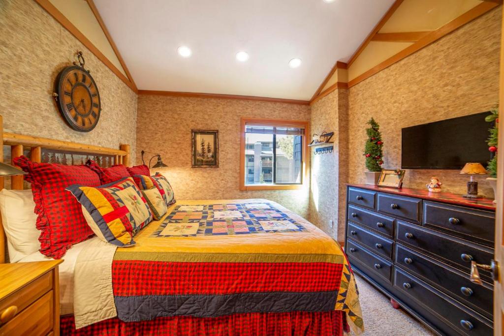 #450 - Pet Friendly, Walk to Eagle Lodge photo 4