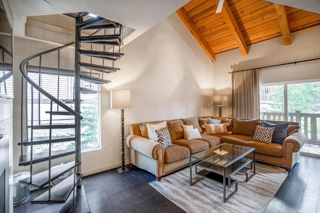 #478 - Pet-Friendly, Walk to Canyon Lifts, Garage Parking, Modern Condo photo 1