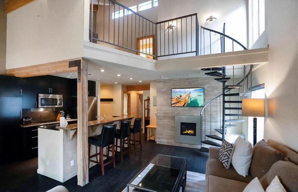 #478 - Pet-Friendly, Walk to Canyon Lifts, Garage Parking, Modern Condo photo 2