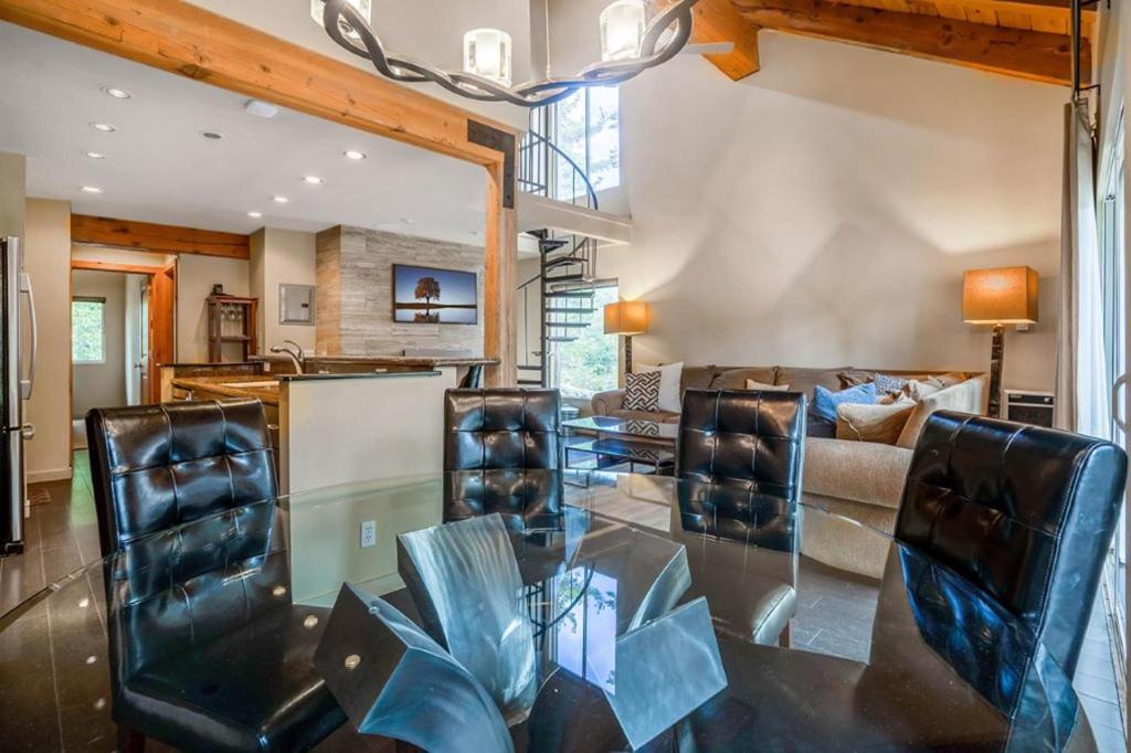 #478 - Pet-Friendly, Walk to Canyon Lifts, Garage Parking, Modern Condo photo 3