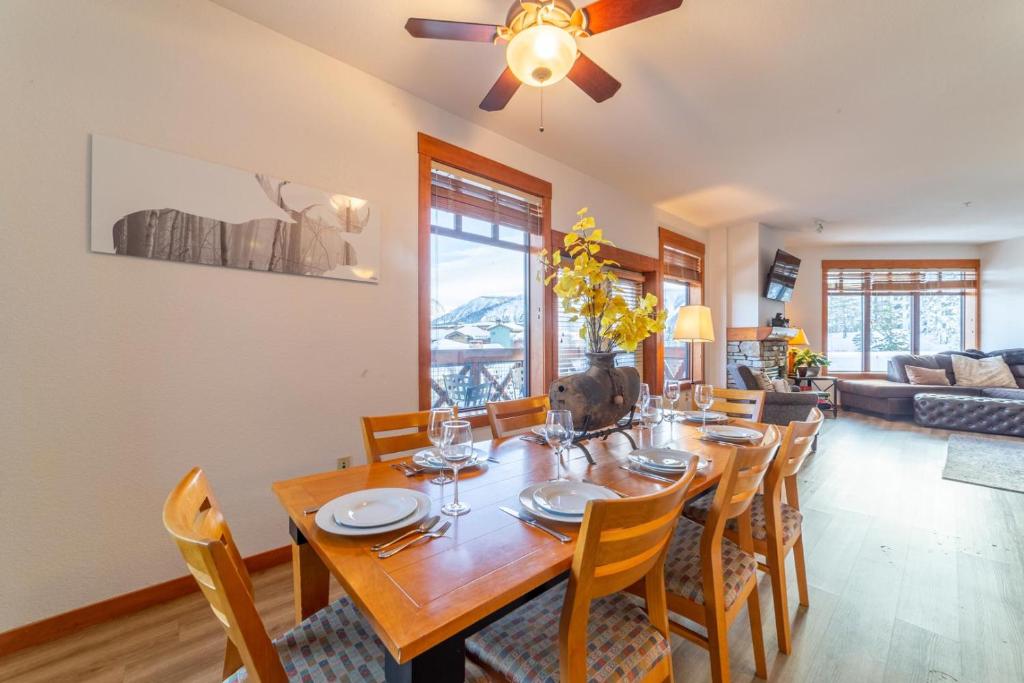 #425 - Condo Balcony Overlooks Mammoth Village Steps to Gondola, Spa, Pool, Game Room at White Mountain Lodge photo 3