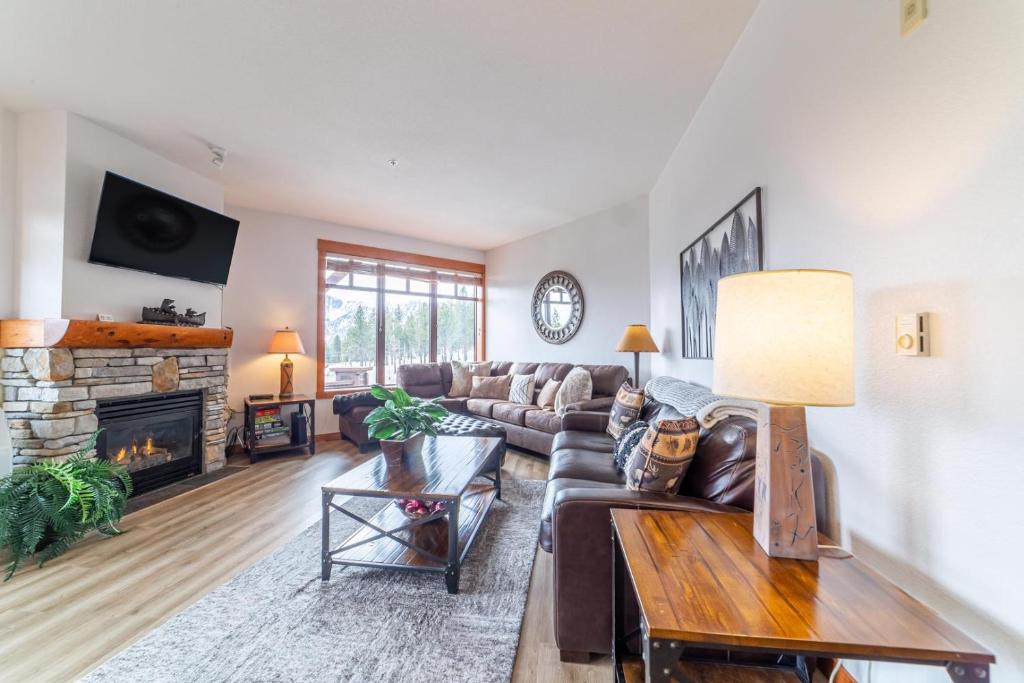 #425 - Condo Balcony Overlooks Mammoth Village Steps to Gondola, Spa, Pool, Game Room at White Mountain Lodge photo 2