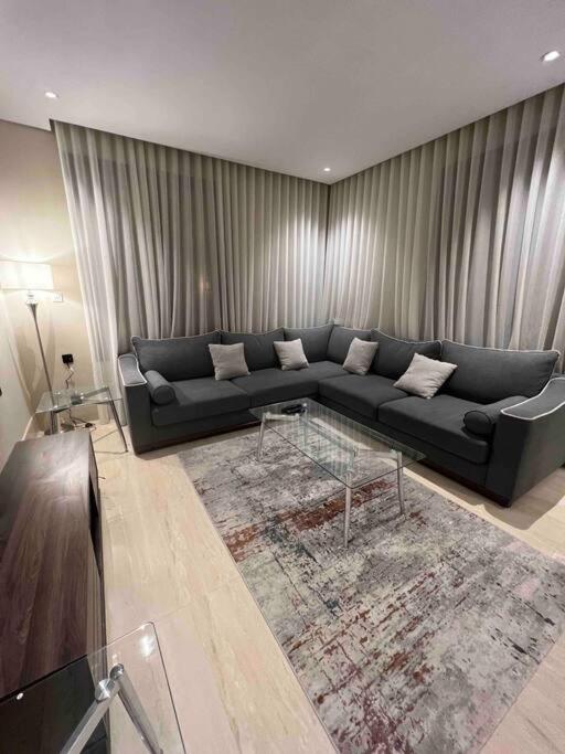 Modern 3 Bedroom Flat photo 4