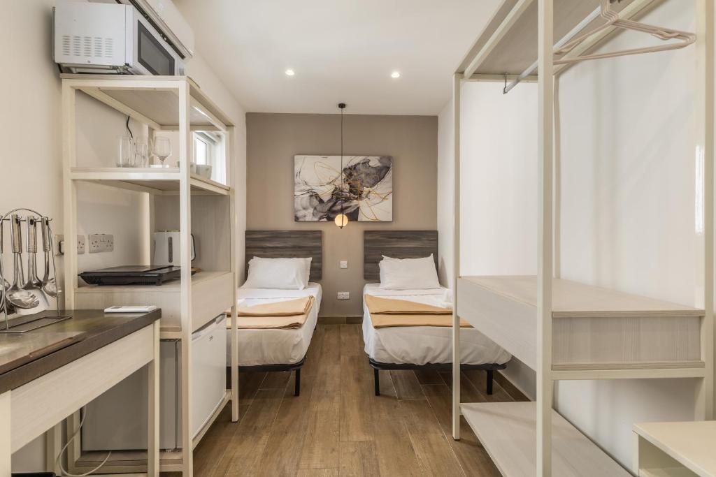 Studio 44 with twin beds & kitchenette at the new Olo living photo 1