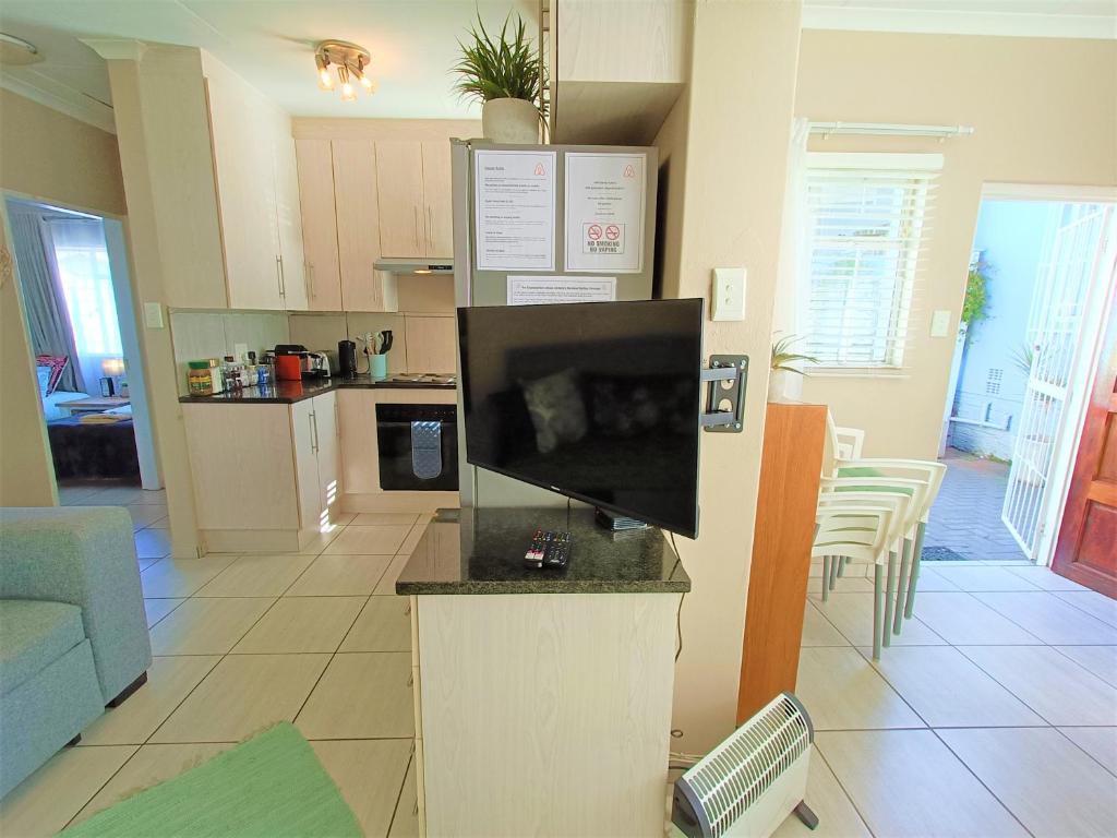 Private Loadshedding free Cottage, Fibre WiFi, Braai, Netflix, Security Deposit applies photo 1