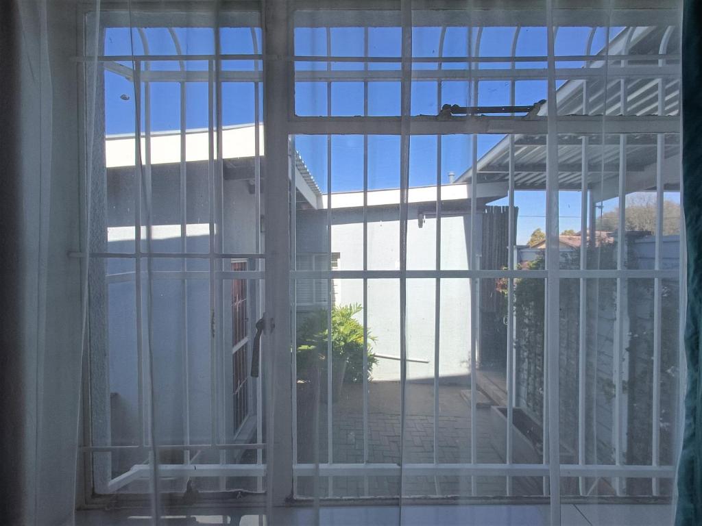Private Loadshedding free Flatlet, Fibre WiFi, Netflix, Security Deposit applies photo 1