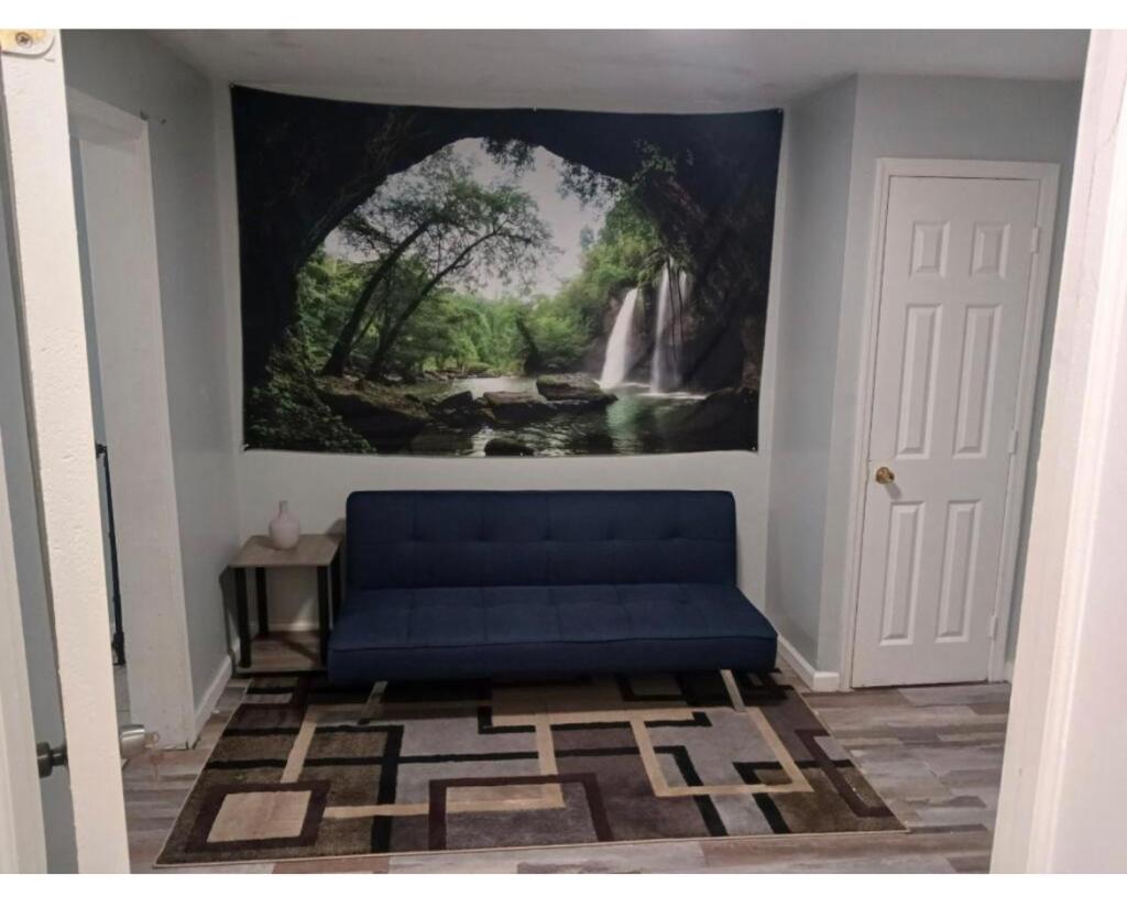 Cozy 2 bedrooms and a Yard image