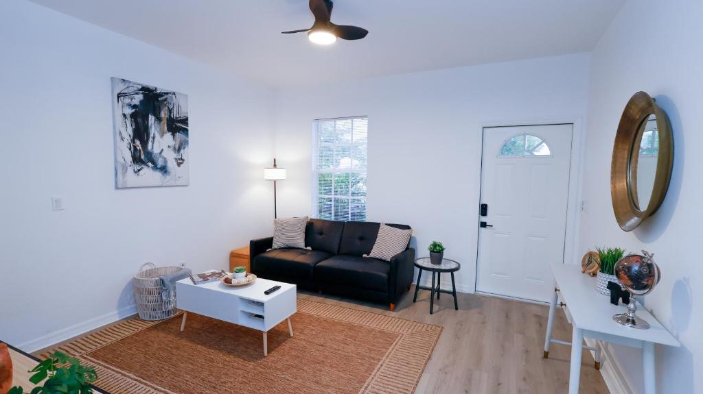 Stunning 2 BR w/ private patio in perfect location photo 1
