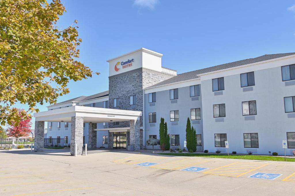 Comfort Suites Bloomington I-55 and I-74 image