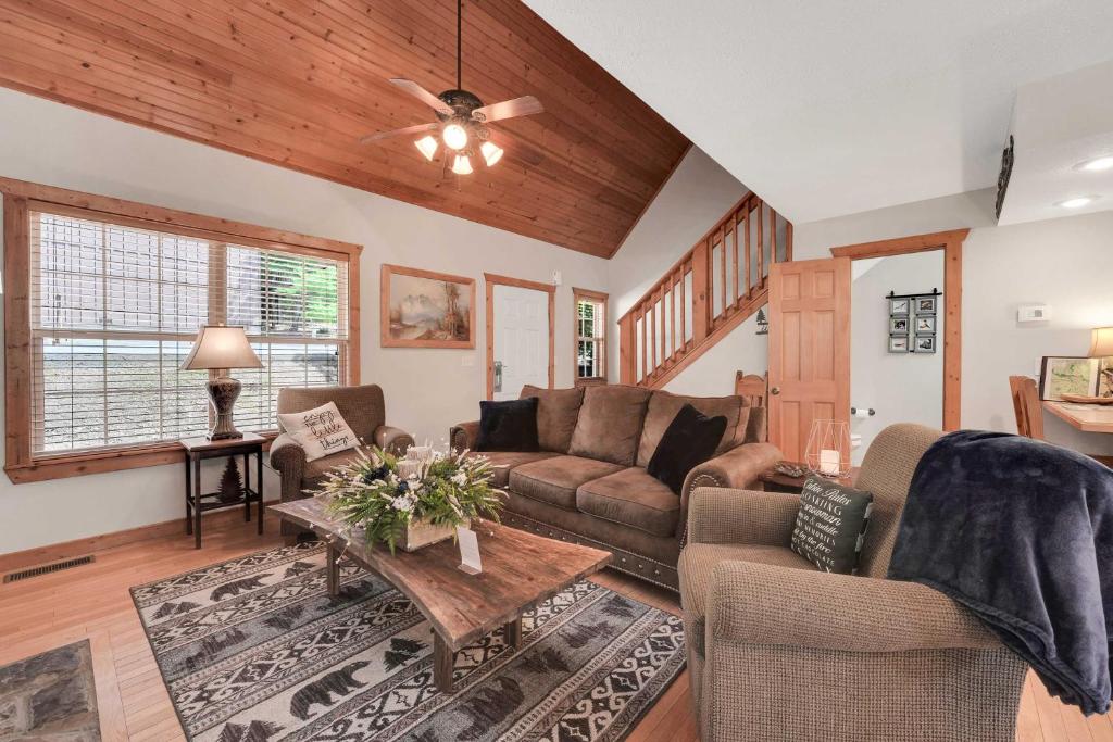 Lakefront Lodge Near Branson Strip and Silver Dollar