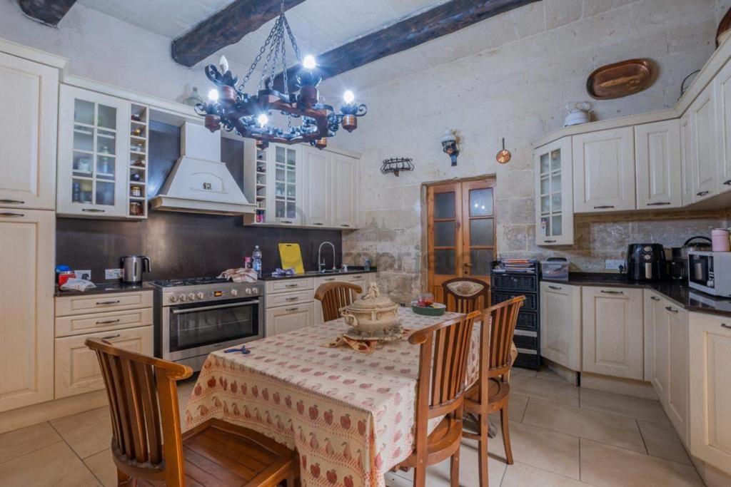Vintage Farmhouse photo 1