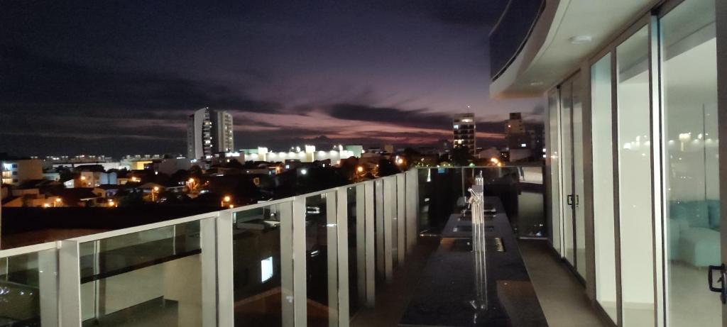 APARTAMENTO MODERNO EN EQUIPETROL, CON CINE - PISCINA - GYM y PARQUEO GRATUITO. Proximo a Los Tajibos, Ventura Mall, SUPER ICENORTE photo 3