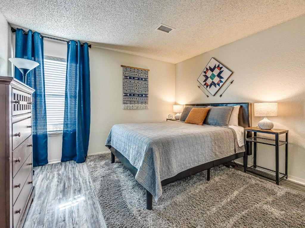 OU Boomer, Pool & Gym, BBQ, Roku TVs, 100mb Internet, Washer & Dryer, just one mile to OU! photo 3