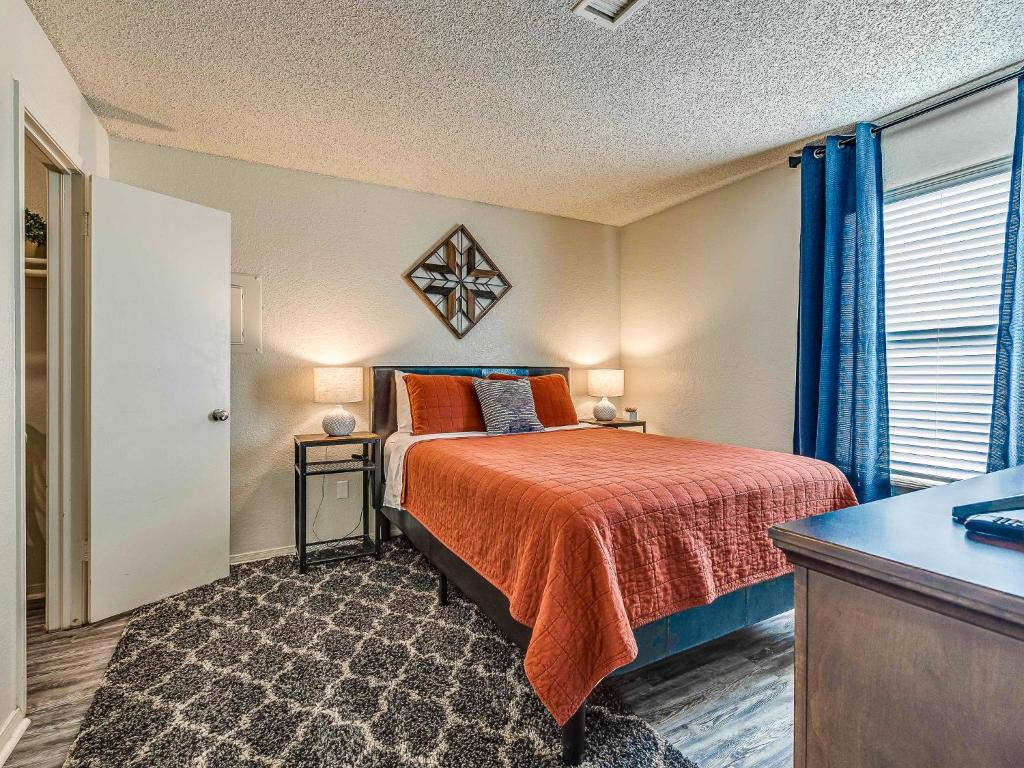 OU Boomer, Pool & Gym, BBQ, Roku TVs, 100mb Internet, Washer & Dryer, just one mile to OU! photo 2