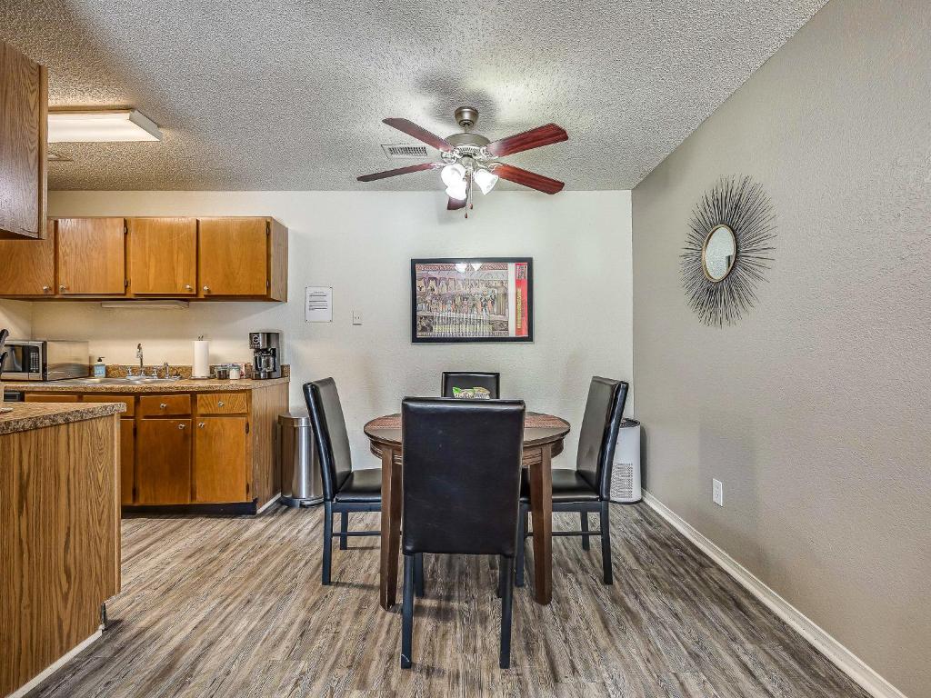 OU Sooner, Pool & Gym, BBQ, Netflix, 100mb Internet, LG Washer & Dryer, Close to OU! photo 3