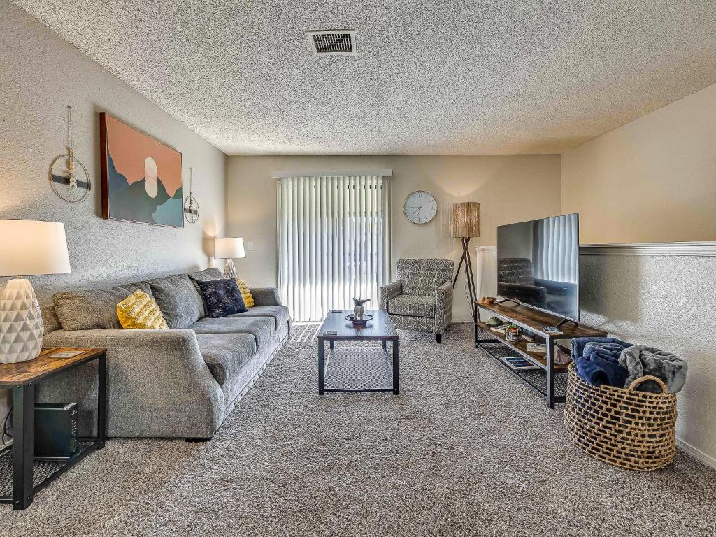OU Sooner, Pool & Gym, BBQ, Netflix, 100mb Internet, LG Washer & Dryer, Close to OU! image