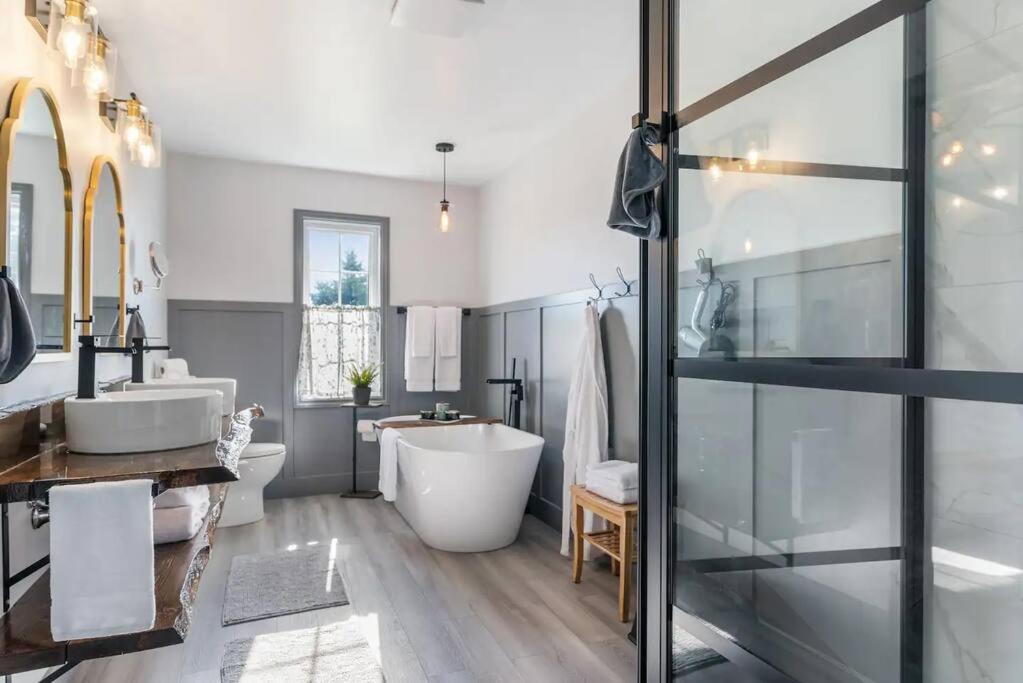 Vue de Riviere, Cozy Farmhouse, King bed, Spa Bathroom, Private photo 3