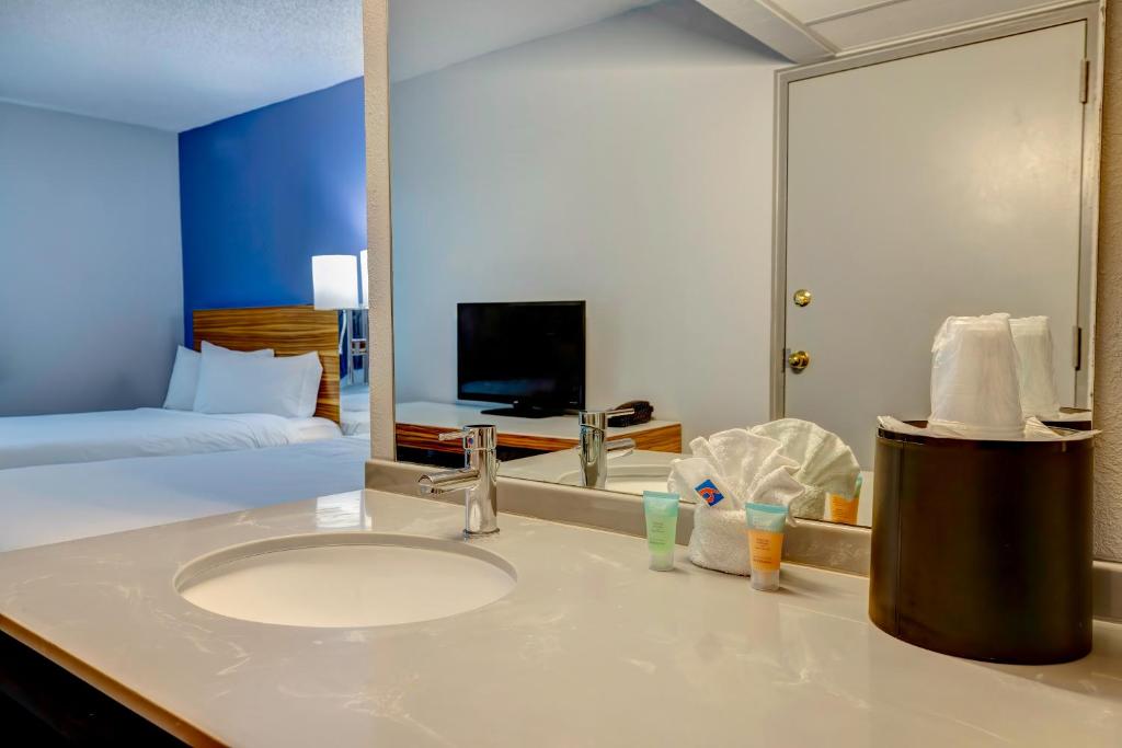 Motel 6 Arlington, Tx – Entertainment District - Tap to explore photos